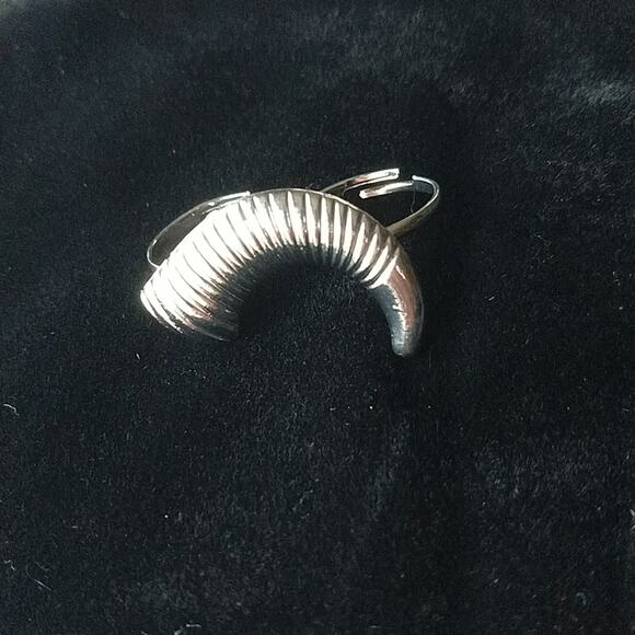 Ring Worm, Adjustable Double Finger Ring; Worm or Ram Horn OSFA both bands - Picture 2 of 11